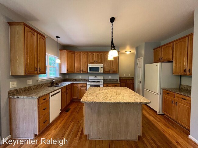 Building Photo - 4 br, 2.5 bath House - 605 Middle Bridge Rd