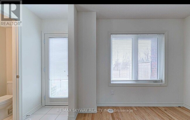 Building Photo - 11-11 Autumnwood Ave