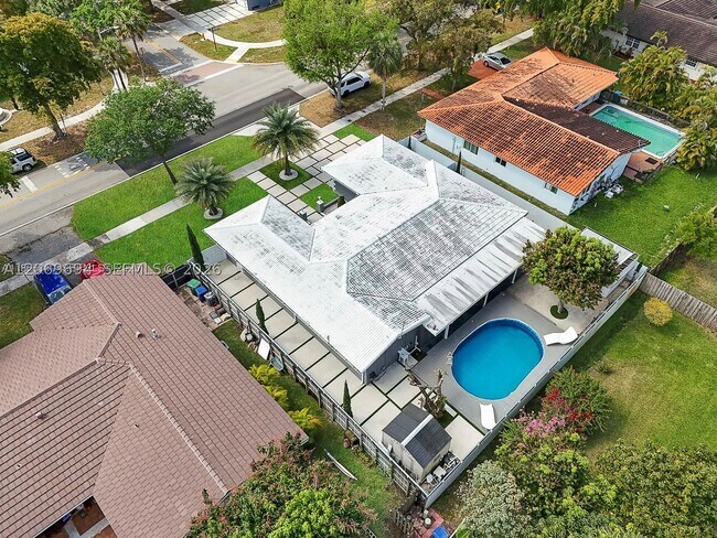 Building Photo - 6951 Miami Lakeway S