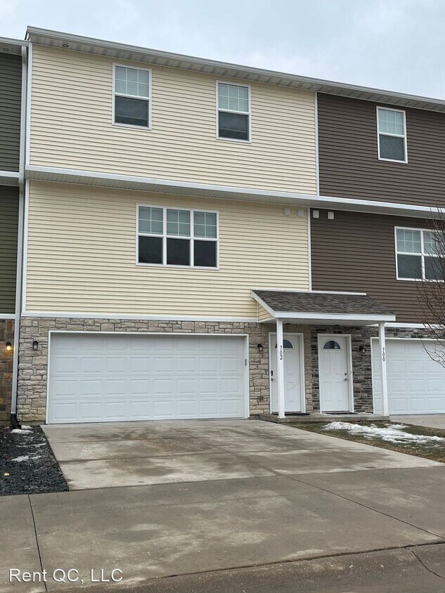 2 br, 2.5 bath House 702 Cox Court House Rental in Le Claire, IA
