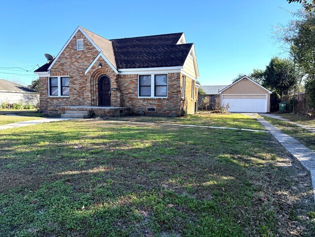 Building Photo - 712 Sue St