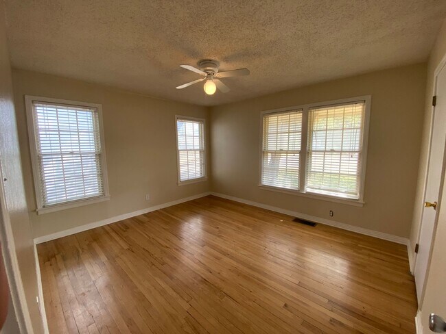 Foto del edificio - Preleasing for Summer/Fall Large 4 bedroom...