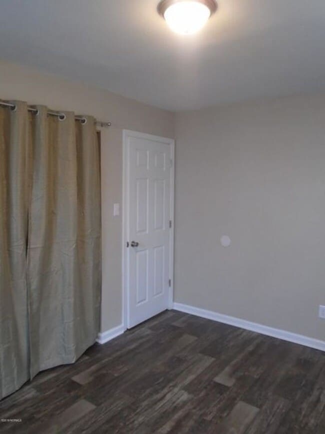 Building Photo - Cute 2 bedroom, 1 bathroom duplex that is ...