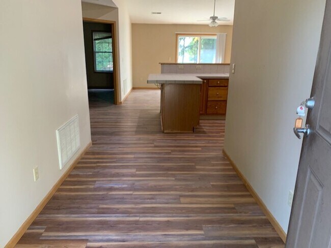 Foto del edificio - 724 Orchard Hill Rd