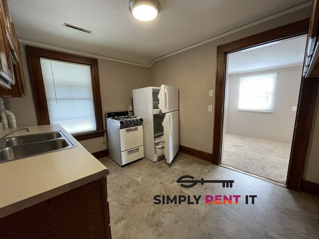 Building Photo - Tri-Plex, 2 and 3 Bedrooms On Campus! Avai...