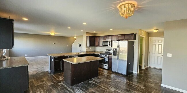 Foto del edificio - Spacious 4BR House in Yorkville