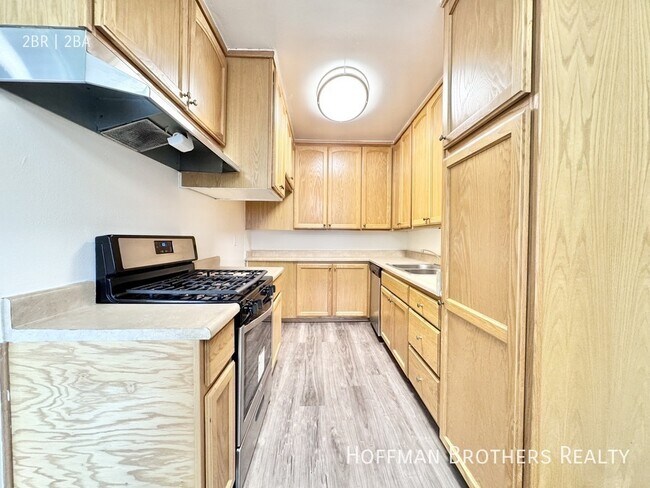 Foto del edificio - 5415 Newcastle Ave