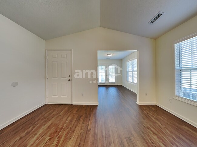 Foto del edificio - 197 Cameron Way Cir