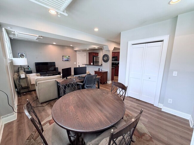 Foto del edificio - X-Large One Bedroom with Huge Kitchen, Bathroom, and Reserved Parking!!