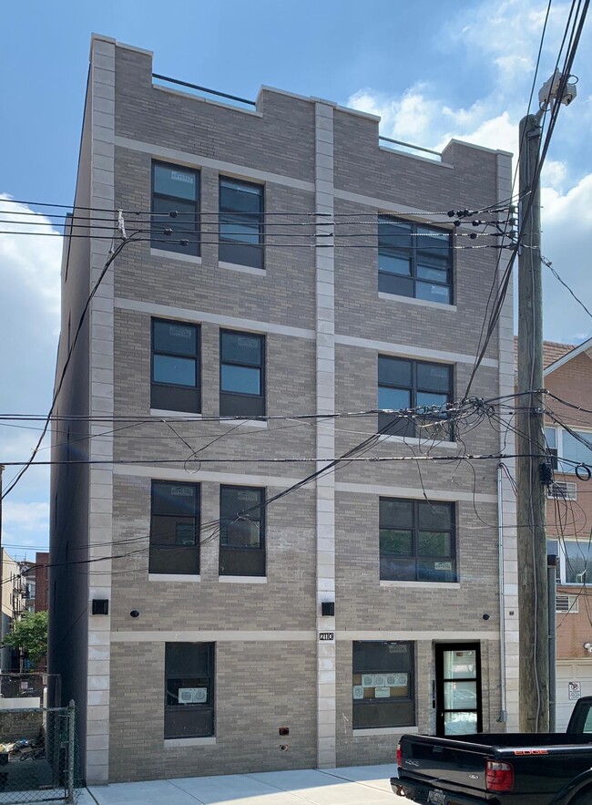 Foto del edificio - 2110 Hughes Ave