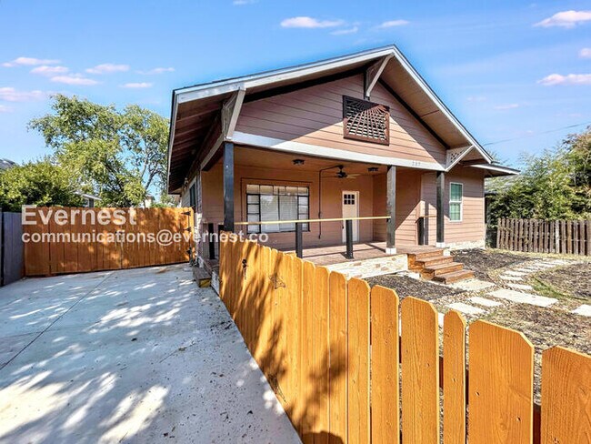 Foto del edificio - 207 University Ave.