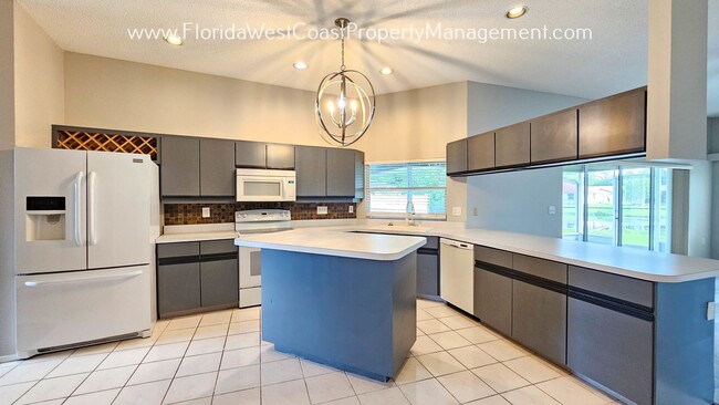 Building Photo - SPACIOUS  3 BEDROOM HOME WITH FENCED YARD!...