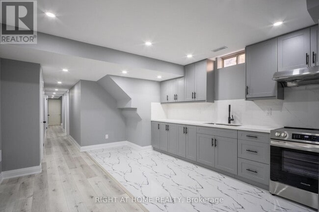 Building Photo - 136 Durhamview Cres