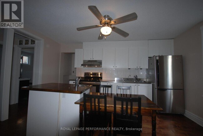 Photo du bâtiment - 133-133 Hinchey Ave