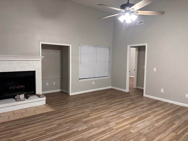 Building Photo - 3402 W Center St