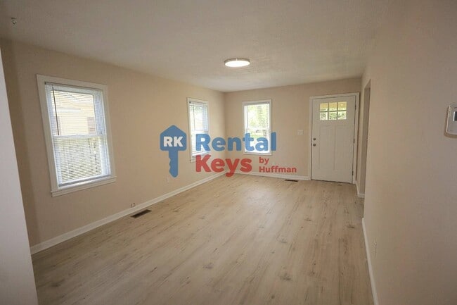 Building Photo - Three Bedroom House | New Flooring