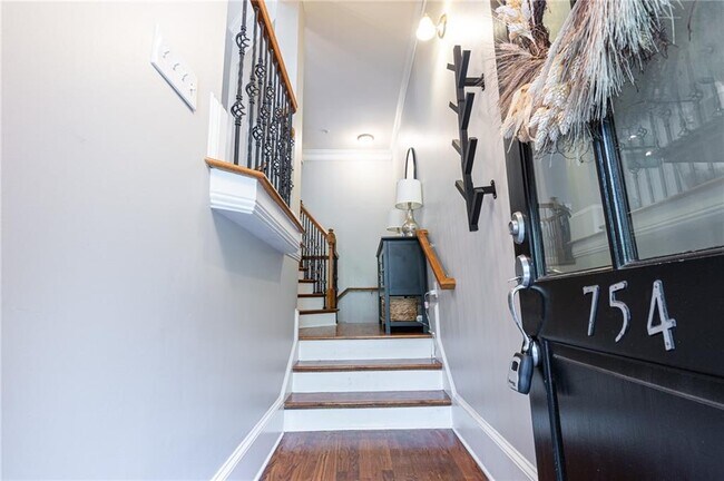 Foto del edificio - 754 Clifton Heights Ln NE