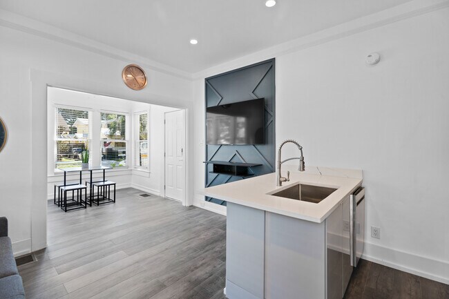 Building Photo - 2009 W Dekle Ave