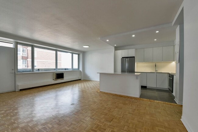 Building Photo - 900 Av. Rockland