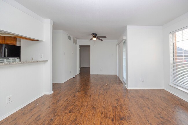 Building Photo - 18333 Roehampton Dr