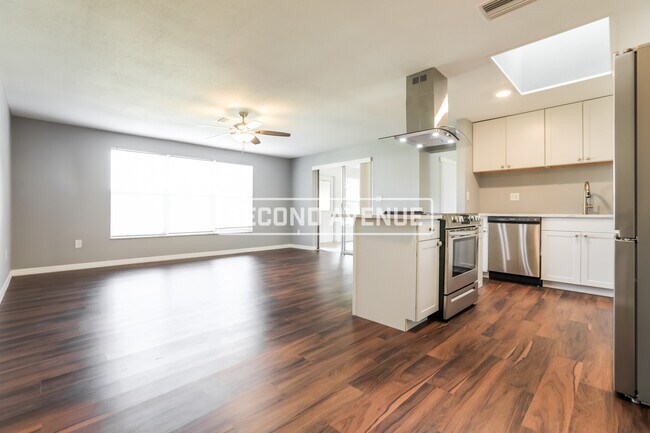 Building Photo - 851 Red Bay ST