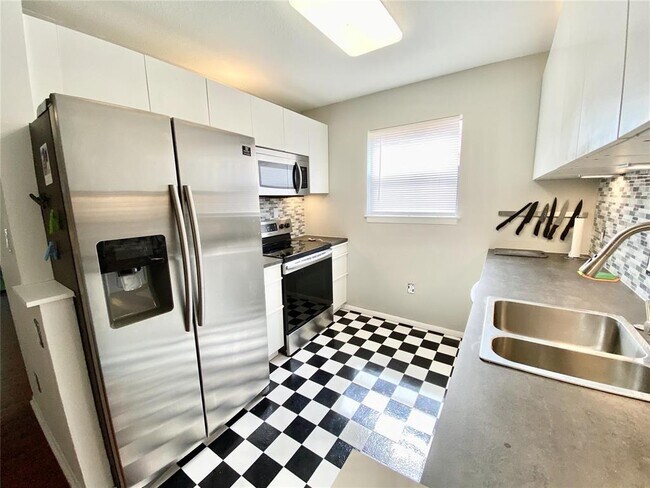 Building Photo - 225 S Tropical Trail