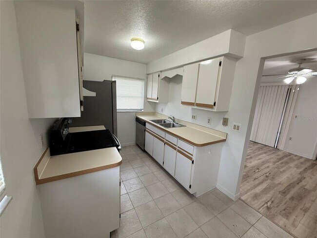 Foto del edificio - 24540 Harbor View Rd