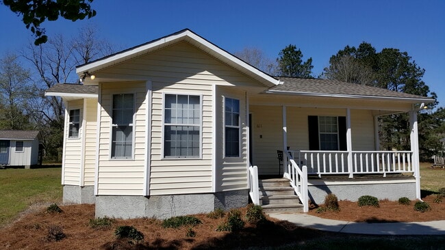 Building Photo - 611 Windcrest Dr