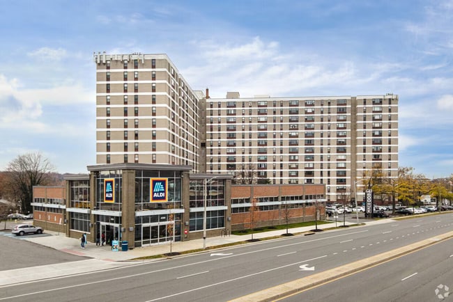 Building - 4600 Duke St