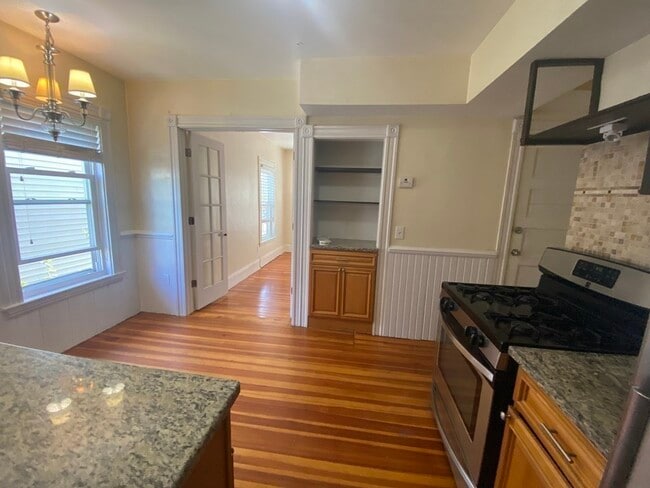 Building Photo - 7 Oak Square Ave