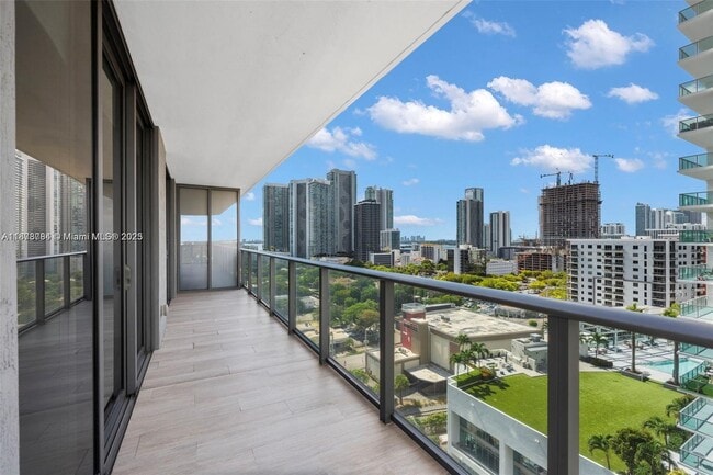 Foto del edificio - 121 NE 34th St