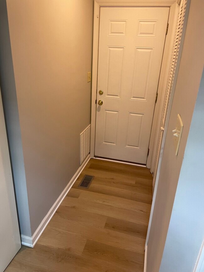 Foto del edificio - 630 Eugene Ct