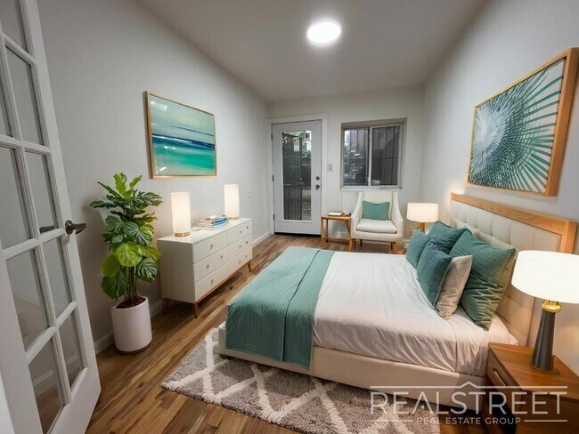 Foto del edificio - Massive 3BD/3BA Renovated Duplex with Home...