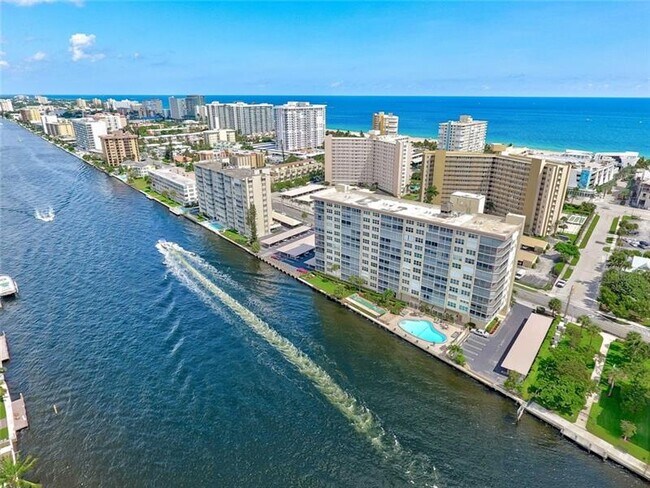 Foto del edificio - 299 N Riverside Dr
