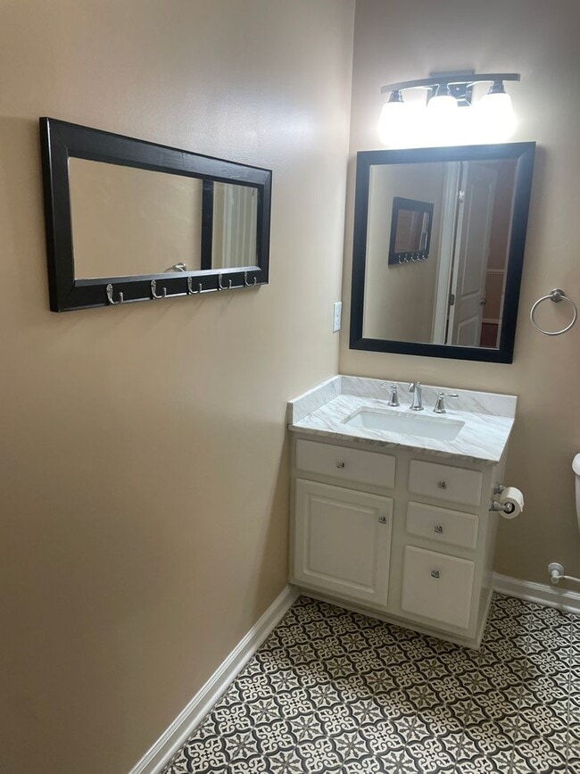 Building Photo - Updated 2  Bedroom, 2 Bath Condo  - Westwood Village at Charter Colony