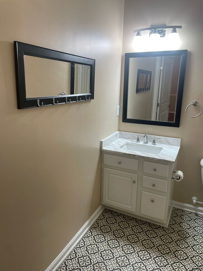 Foto del edificio - Updated 2  Bedroom, 2 Bath Condo  - Westwood Village at Charter Colony