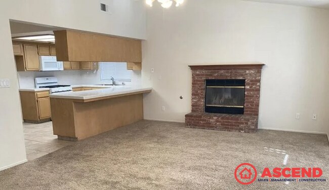 Foto del edificio - Spacious 3 Bedroom Home with Fireplace & Garage in Northwest Bakersfield