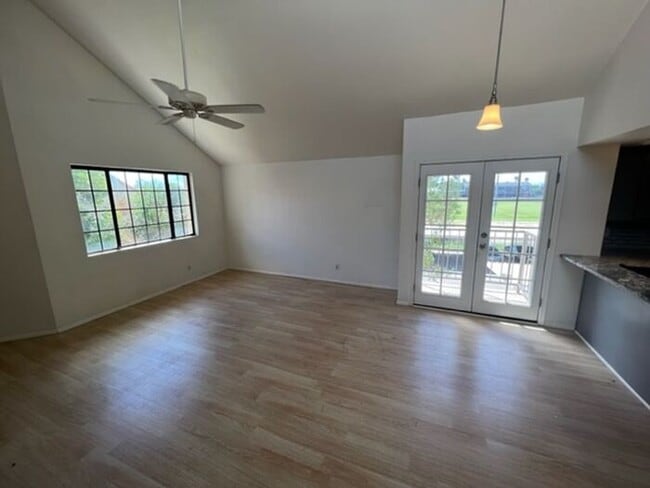 Building Photo - One Bedroom Condo on River!!