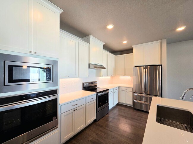 Foto del edificio - New 4 Bed Rambler | Fenced Yard | 2-car Garage | Move-In Ready House for Rent in Quincy!