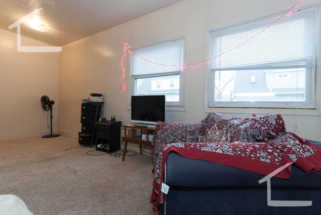 Building Photo - Convenient Location. Wals to BU Campus, Sh...