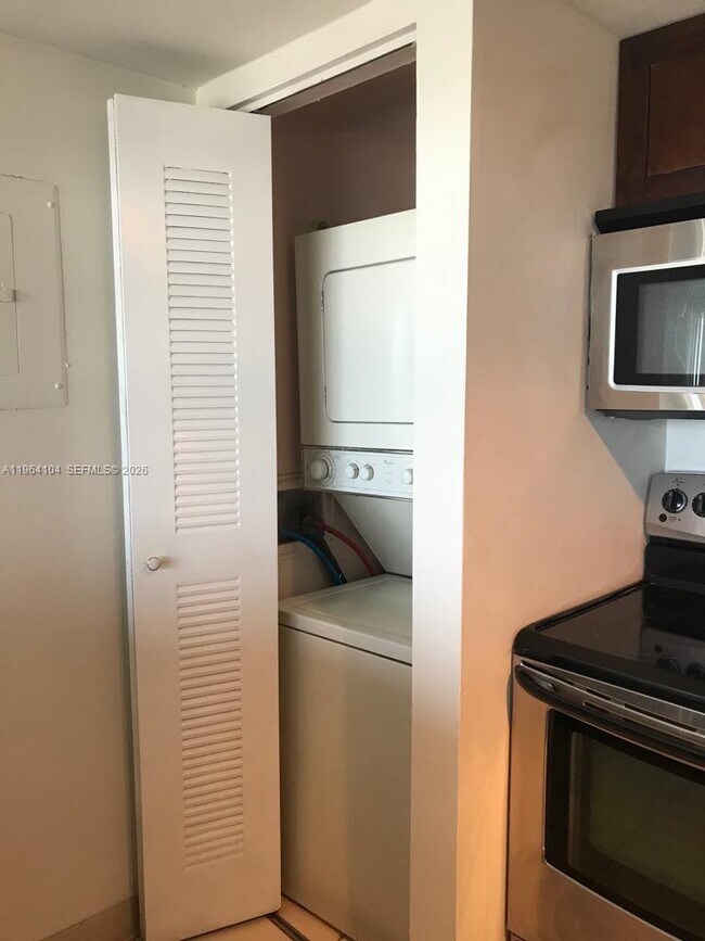 Foto del edificio - 7601 E Treasure Dr