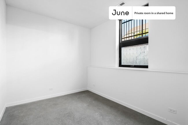 Building Photo - Private bedroom in 4 bed/3.5 bath Home