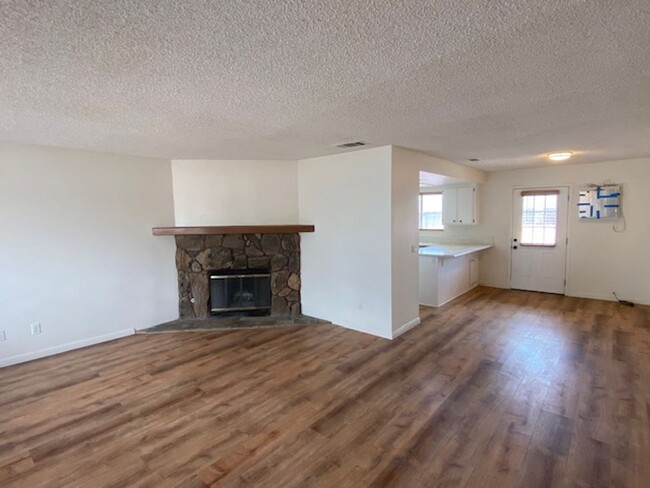 Foto del edificio - **21075 Ottawa Rd Apple Valley** Remodeled...