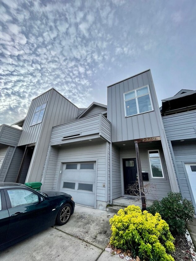 Primary Photo - Modern 2 Bedroom, 2.5 Bathroom Bi-Level Du...