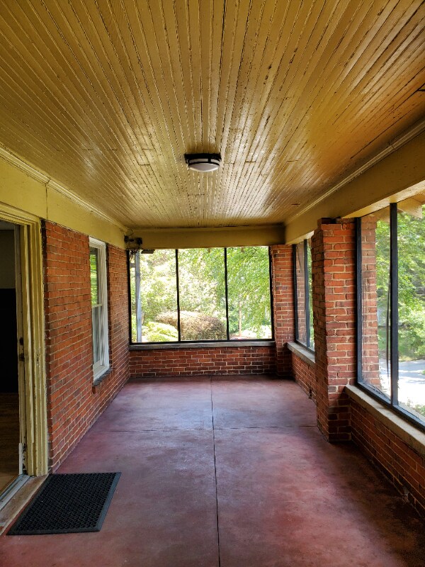 Building Photo - 1018 Hemphill Ave NW