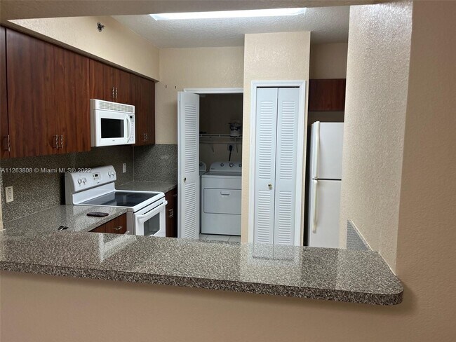 Building Photo - 9300 Fontainebleau Blvd