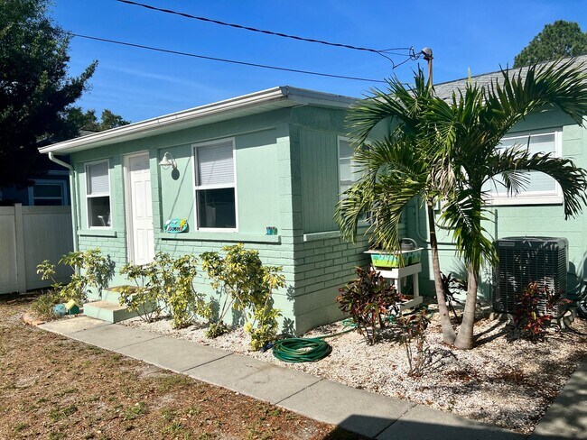 Building Photo - 2 Bed/1Bath/1 Car Garage Home