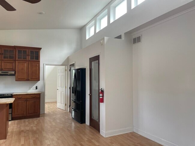 Building Photo - 807 Sarah St