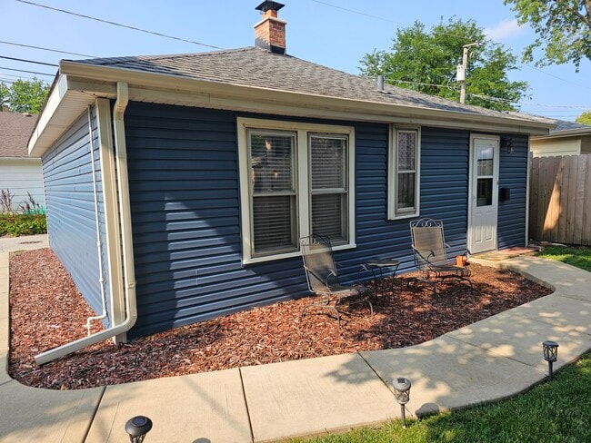Coach House - 1374 E Algonquin Rd