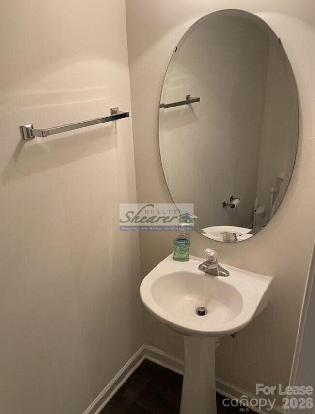 Foto del edificio - 8709 Wandering Creek Way